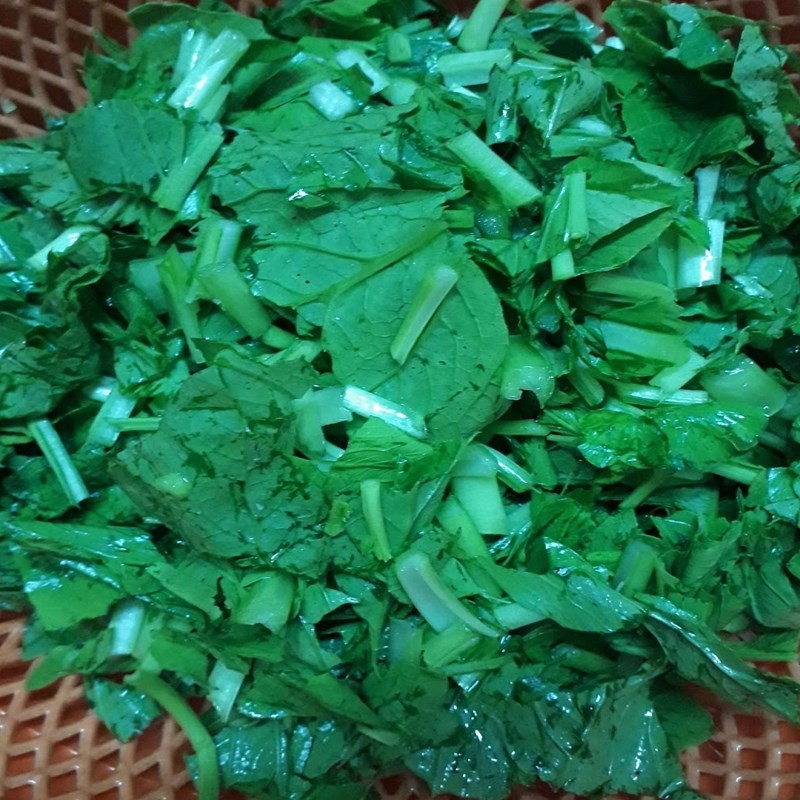 Cải ngọt đã được rửa sạch và cắt thành các khúc vừa ăn, sẵn sàng để chế biến món canh cải ngọt tôm khô.