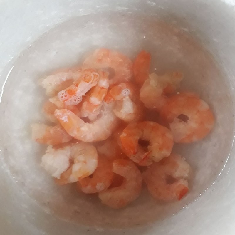 Hành tím đã được bóc vỏ, rửa sạch và cắt lát mỏng, sẵn sàng để phi thơm cho món canh cải ngọt tôm khô.