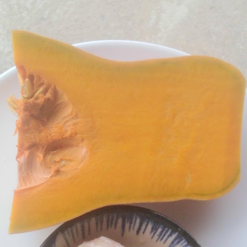 Sơ chế bí đỏ để nấu canh bí đỏ thịt bằm