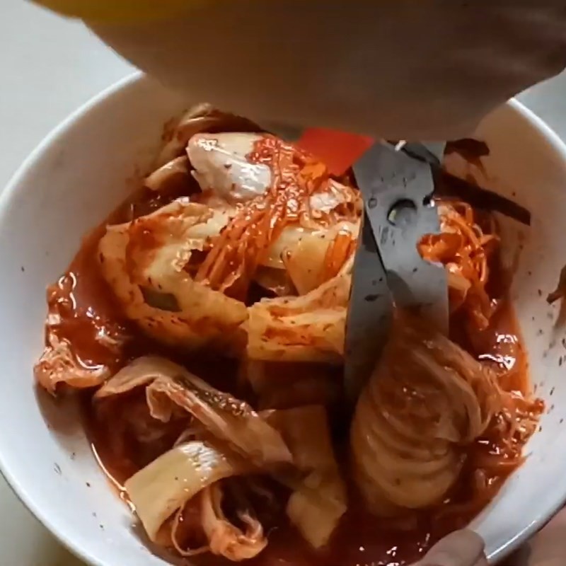 Nấm kim châm được cắt gốc, xé nhỏ và hành lá thái khúc, sẵn sàng cho món canh.