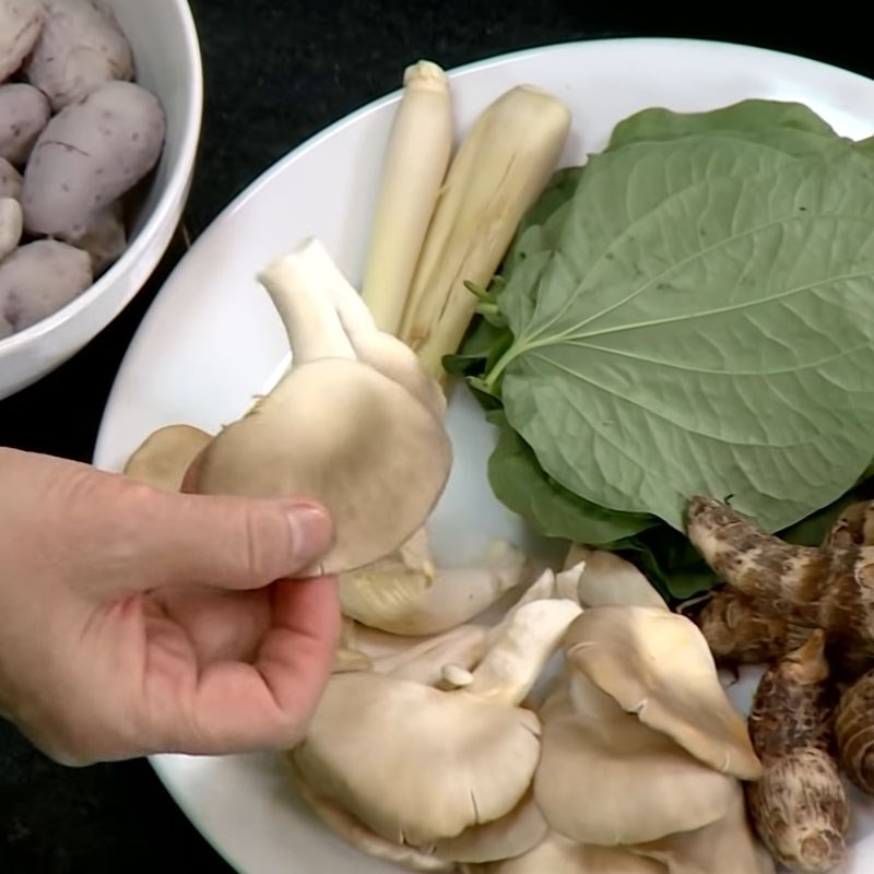 Lá lốt tươi xanh được cuộn lại và cắt khúc nhỏ, mang đến hương thơm đặc trưng cho món canh khoai môn chay