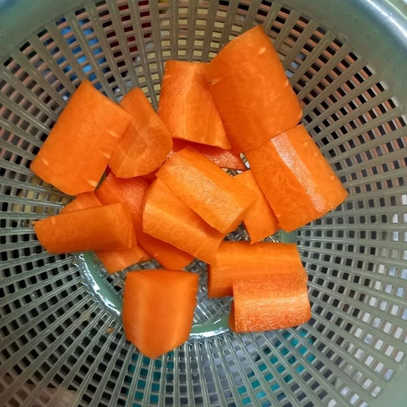 Xương heo, tôm, hành lá và cà rốt đã sơ chế sạch sẽ để chuẩn bị nấu bánh bột lọc