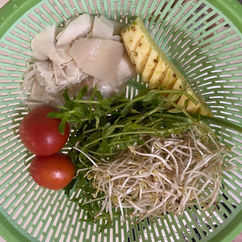 Sơ chế lòng gà bằng cách cắt miếng vừa ăn, chuẩn bị cho công đoạn tiếp theo của cách nấu xôi lòng gà ngon