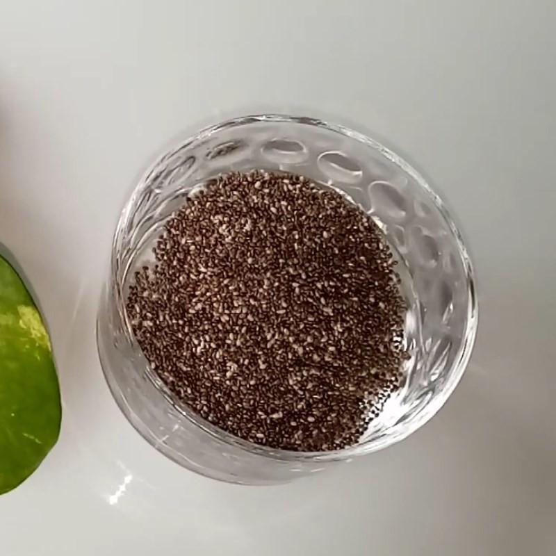 Sơ chế hoa đậu biếc và nha đam cho cách nấu hạt chia đường phèn
