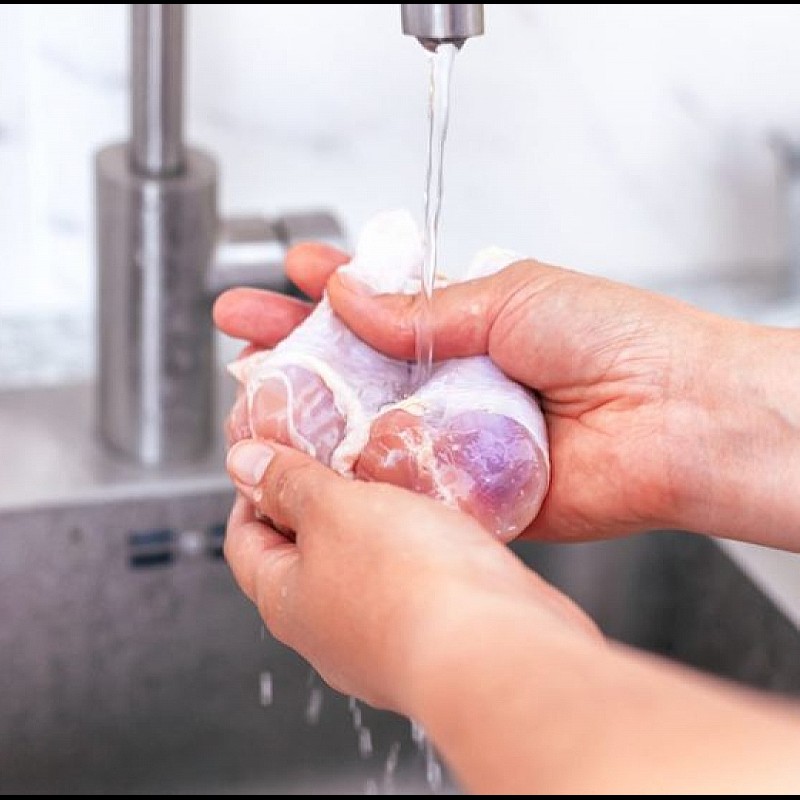 Sơ chế các nguyên liệu Canh gà lá giang