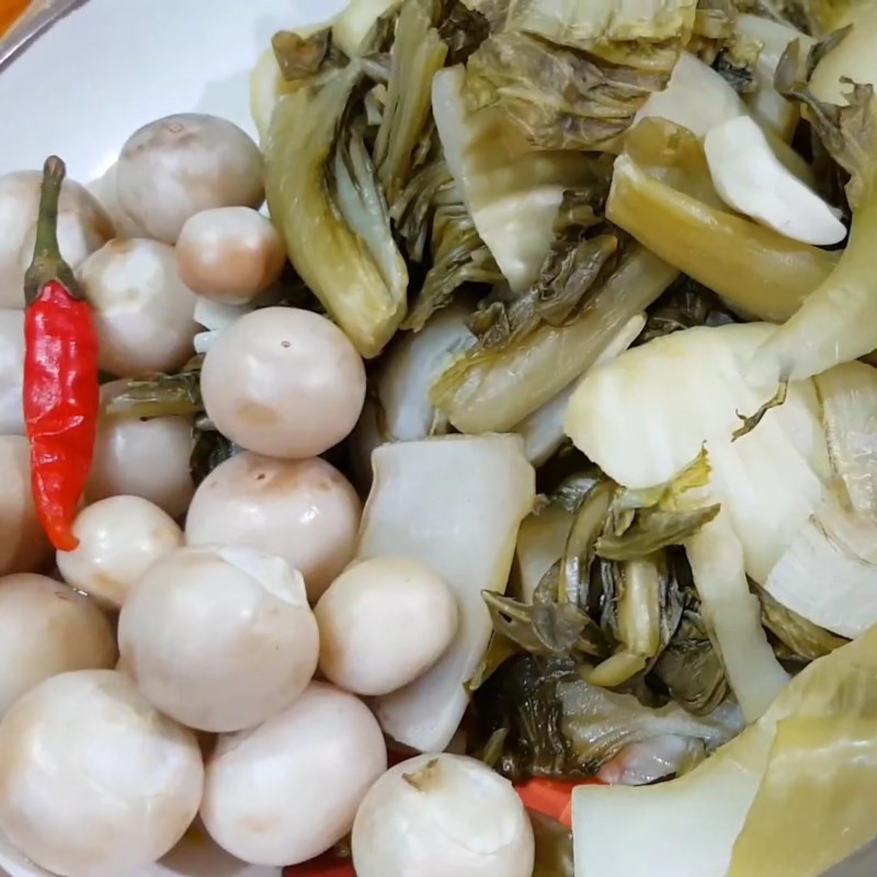 Giò heo đã thui vàng, sẵn sàng cho công đoạn ướp và hầm