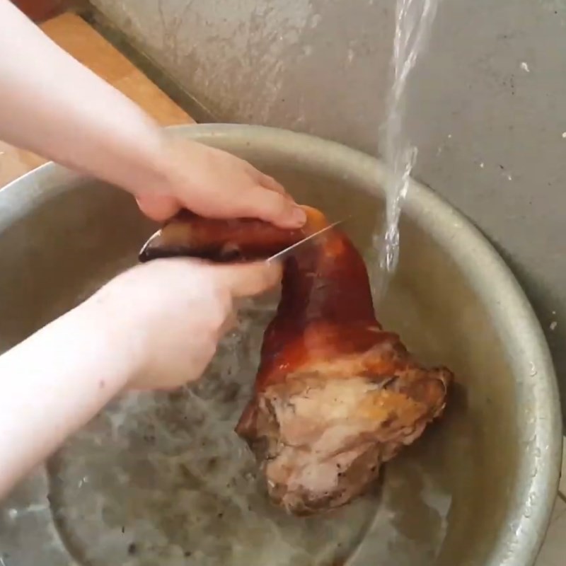Cắt dưa cải chua thành miếng vừa ăn sau khi rửa sạch