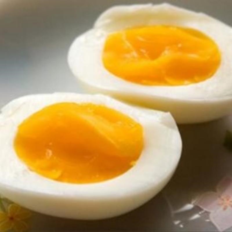Hành phi vàng giòn sau khi vớt ra khỏi chảo dầu, là topping không thể thiếu của món xôi lòng gà ngon