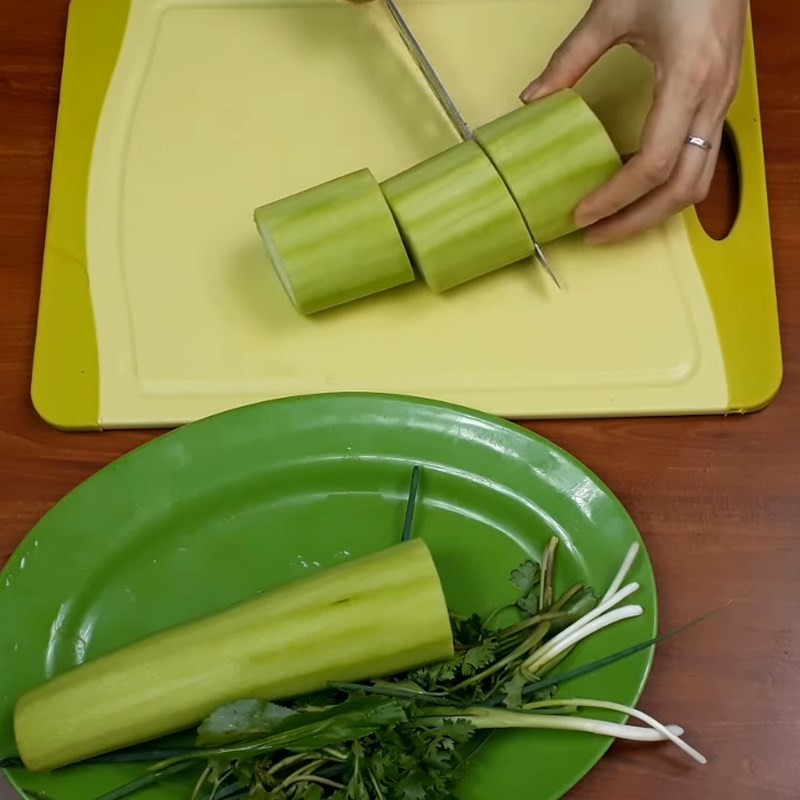 Bầu tươi được gọt vỏ, cắt khúc chuẩn bị cho món canh