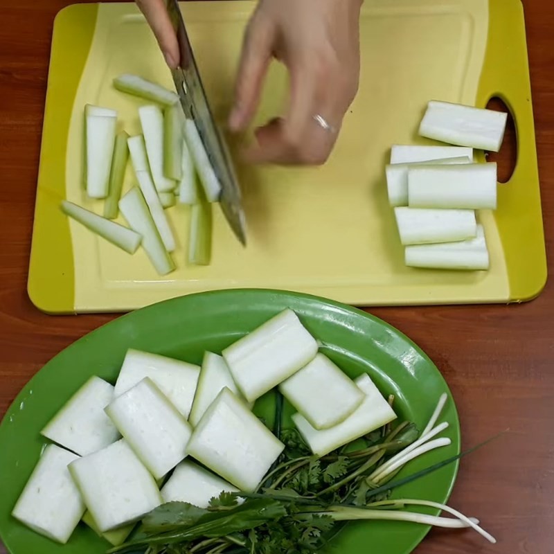 Hành lá và ngò rí được thái nhỏ, sẵn sàng cho món canh nghêu bầu