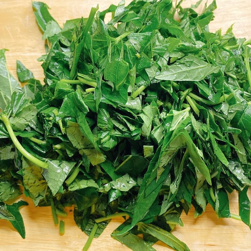 Rau lang đã sơ chế, nhặt ngọn non và rửa sạch cho món canh.
