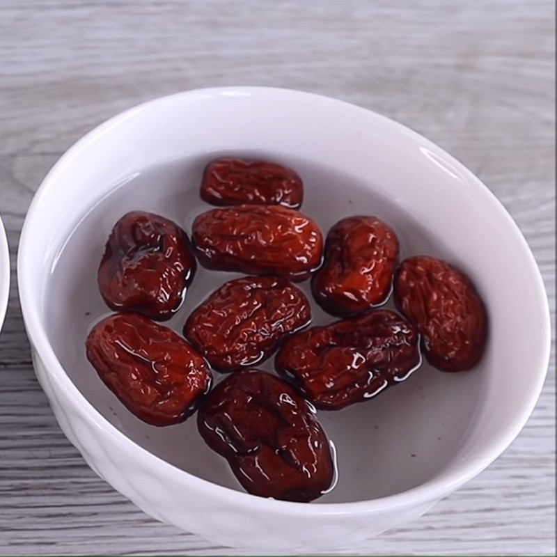 Cách nấu sườn nấu nấm: Nấm hương và táo đỏ khô ngâm nước