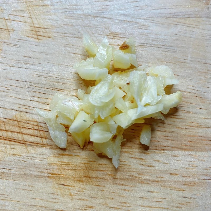 Tỏi băm nhuyễn, sẵn sàng để phi thơm khi nấu canh rau lang.