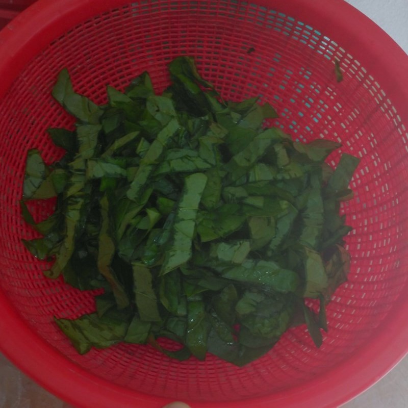Rửa sạch rau mồng tơi và cắt khúc để chuẩn bị cho món canh mồng tơi chay thanh mát