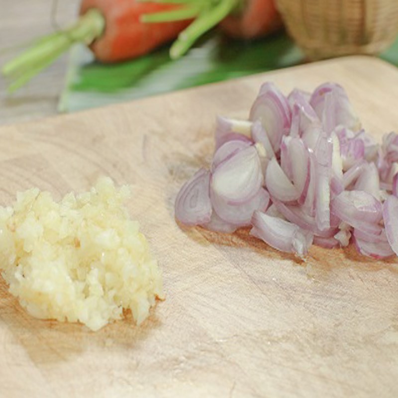 Sơ chế các loại rau củ như khoai tây, cà rốt, hành tây cho món lagu