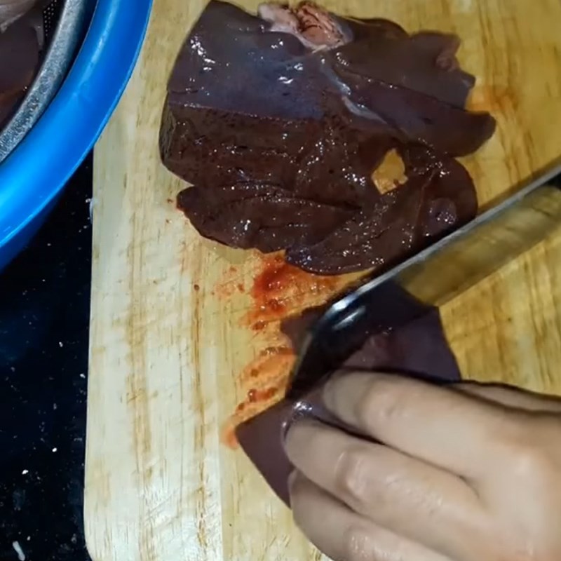 Sơ chế các loại nội tạng như gan, cật, tim heo cho món lẩu lòng heo