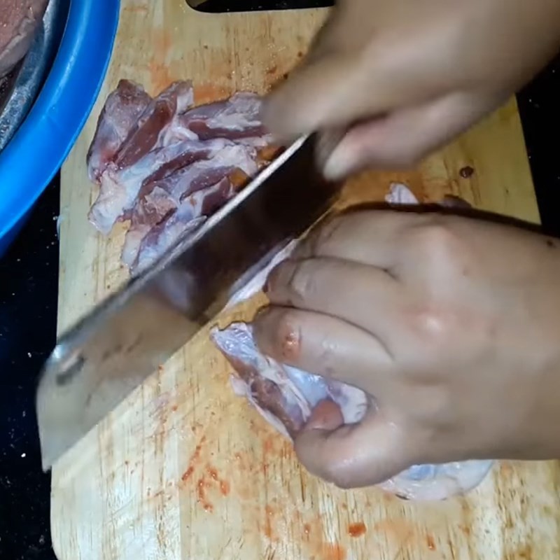 Thái mỏng gan, cật, tim heo để chuẩn bị cho món lẩu lòng heo