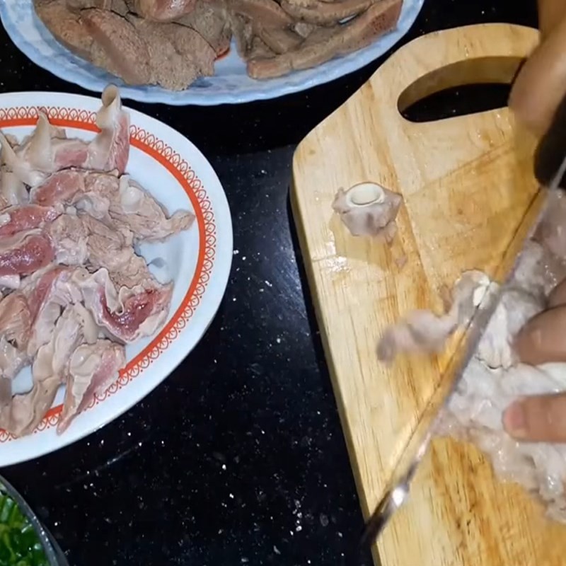 Chần sơ các loại nội tạng để làm sạch và tăng hương vị cho lẩu lòng heo