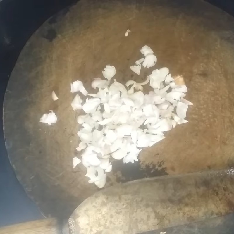 Hành tím băm nhỏ, nguyên liệu phi thơm tạo hương vị đặc trưng cho canh vịt măng chua