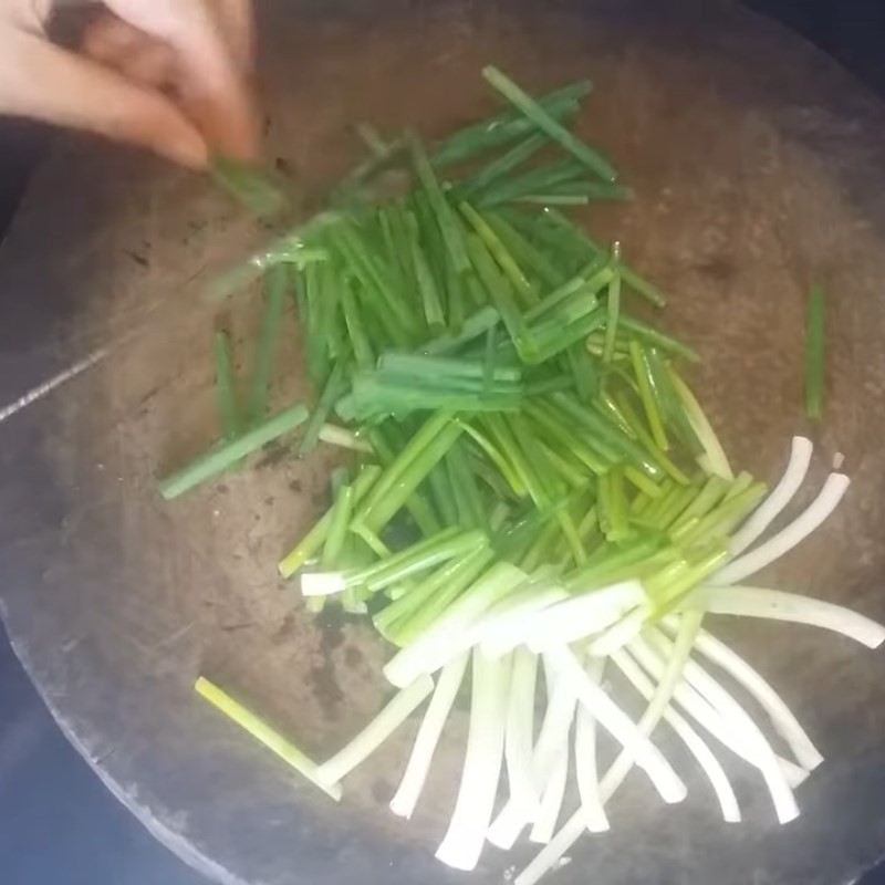 Hành lá cắt khúc, dùng để trang trí và tăng hương vị cho canh vịt măng chua