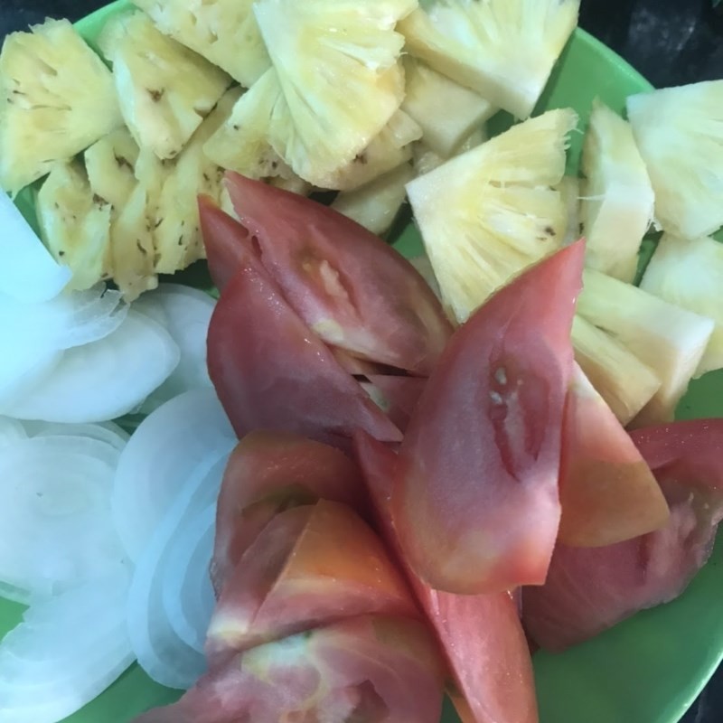 Cà chua, thơm và hành tây đã thái sẵn cho nước dùng bún cá sứa