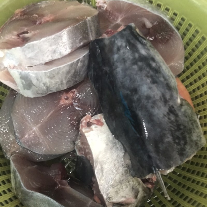 Cá ngừ tươi được cắt khúc vừa ăn để nấu bún cá sứa