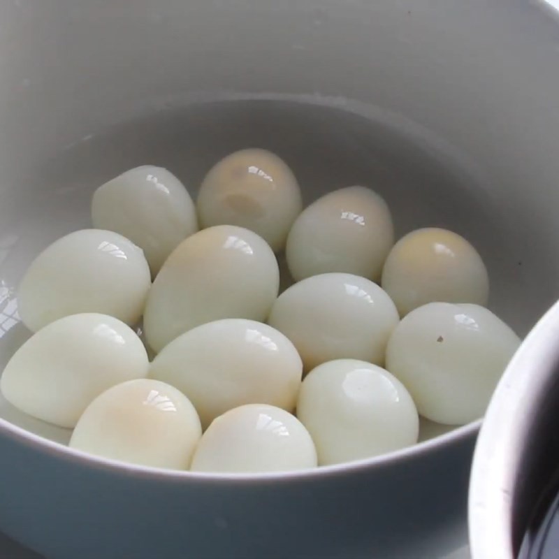 Hành tím và ớt thái lát mỏng