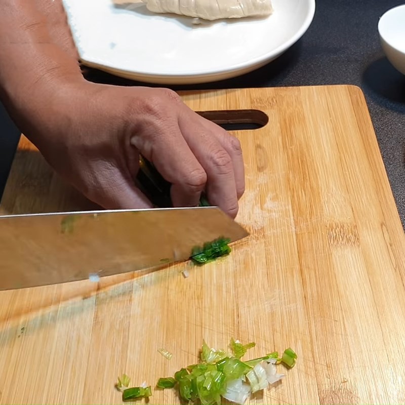 Hành lá và ớt đỏ tươi được sơ chế sạch sẽ