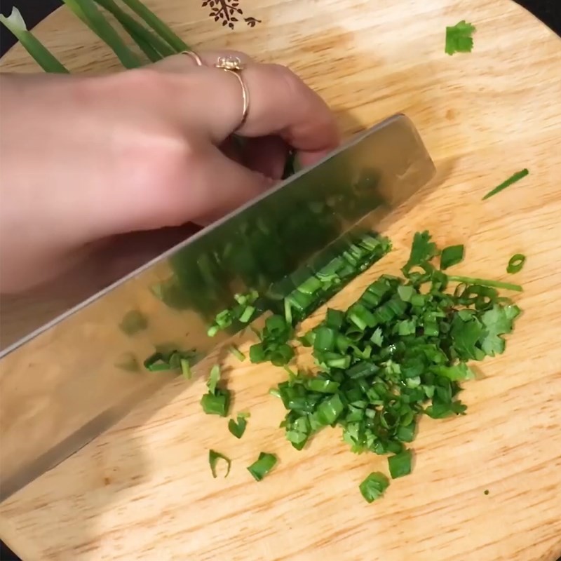 Hành lá và ngò rí cắt nhỏ