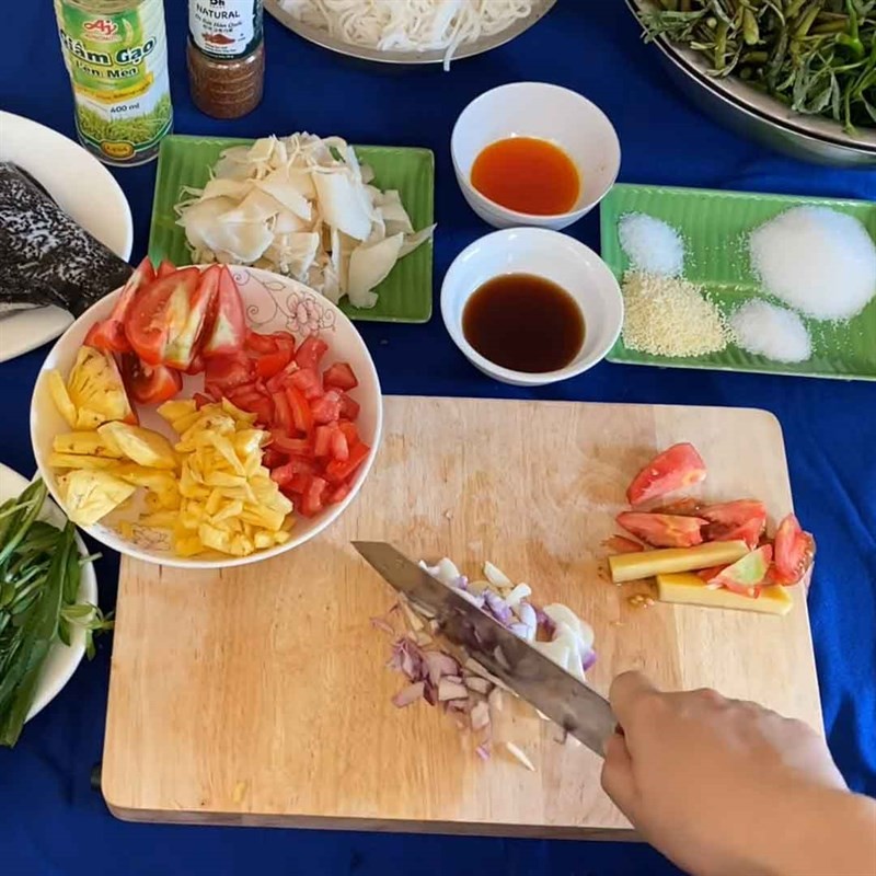 Chuẩn bị nấm rơm và các loại rau gia vị cho lẩu cá mú măng chua