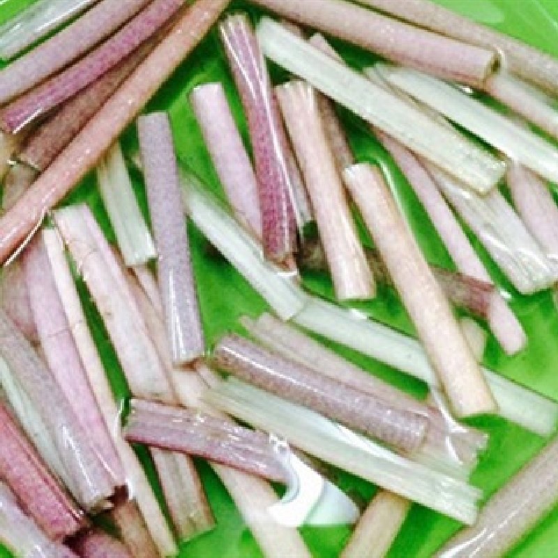 Sơ chế cà chua và thơm cho món canh chua cá hú bông súng