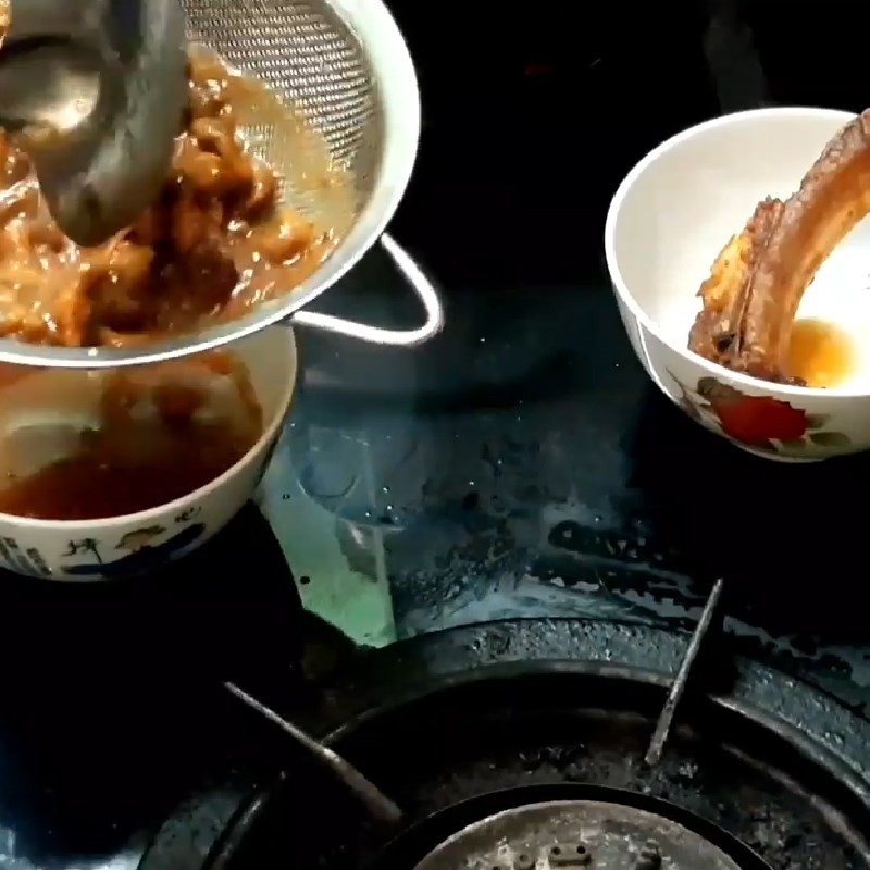 Bông súng đã bóc vỏ và cắt khúc để nấu canh chua cá hú