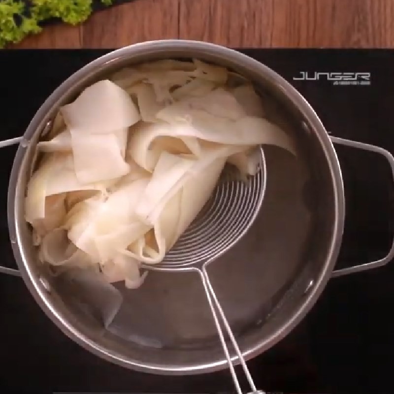 Sơ chế măng chua và rau thơm cho món canh chua cá hú măng chua