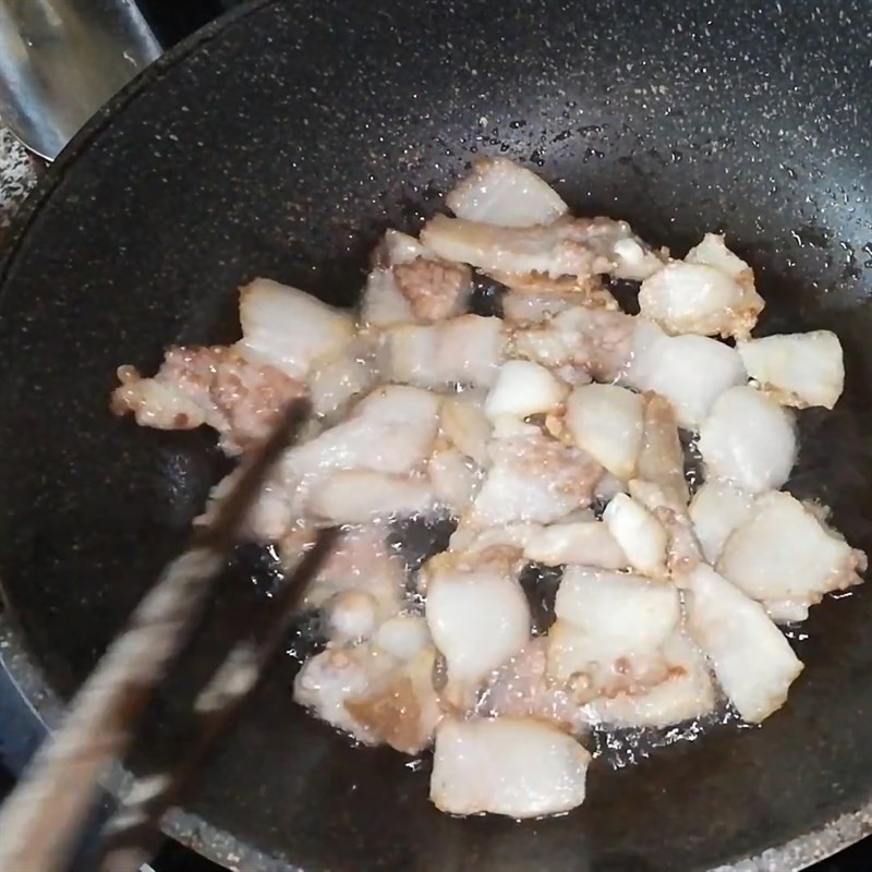 Thịt ba chỉ chiên sơ vàng đều, sẵn sàng cho món canh cá trắm dưa chua
