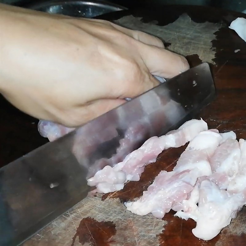 Dưa chua đã rửa sạch và cắt khúc vừa ăn cho món canh cá trắm