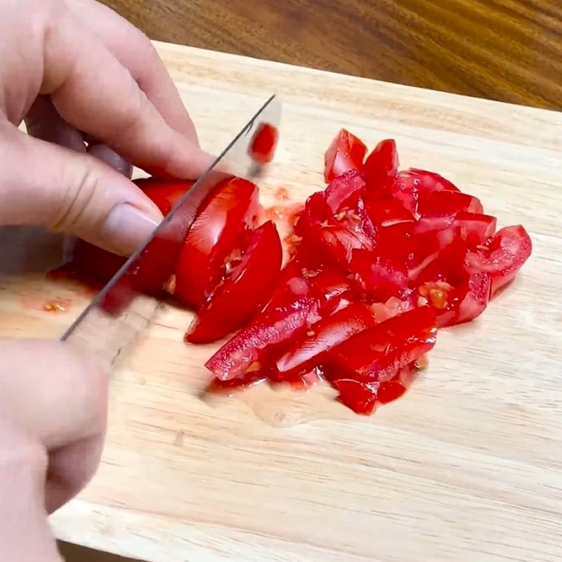 Nồi nước dùng đang hầm các nguyên liệu, tạo nên vị ngọt tự nhiên cho cách nấu súp sườn heo bổ dưỡng