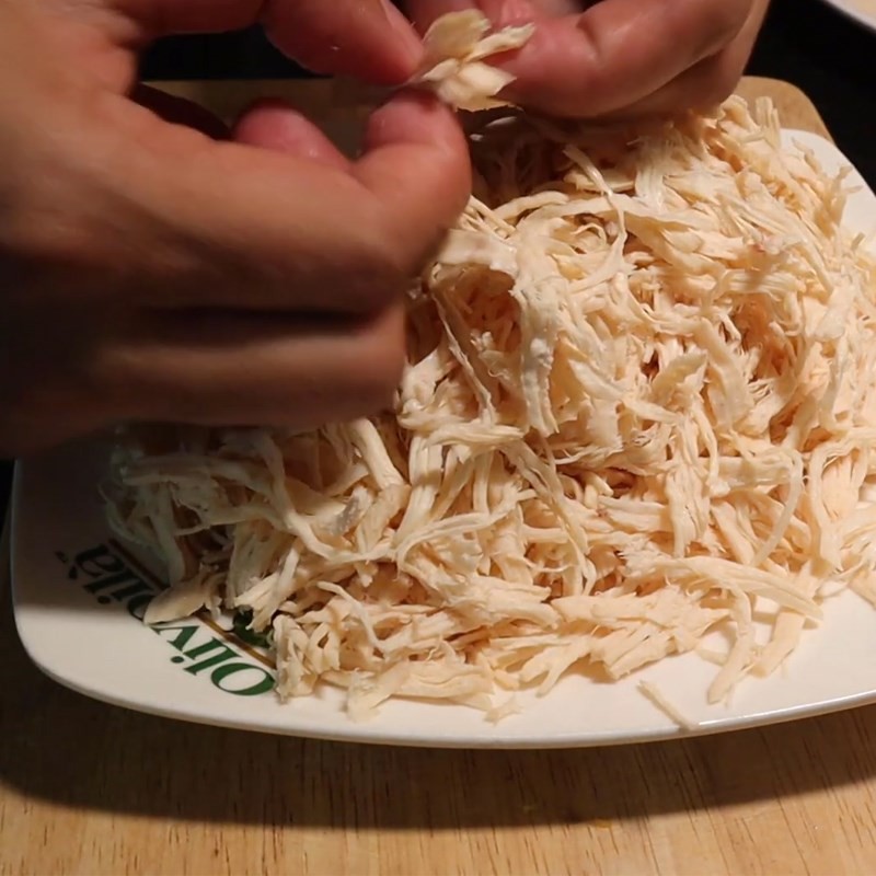 Hành tím băm nhỏ, rau thơm thái nhuyễn