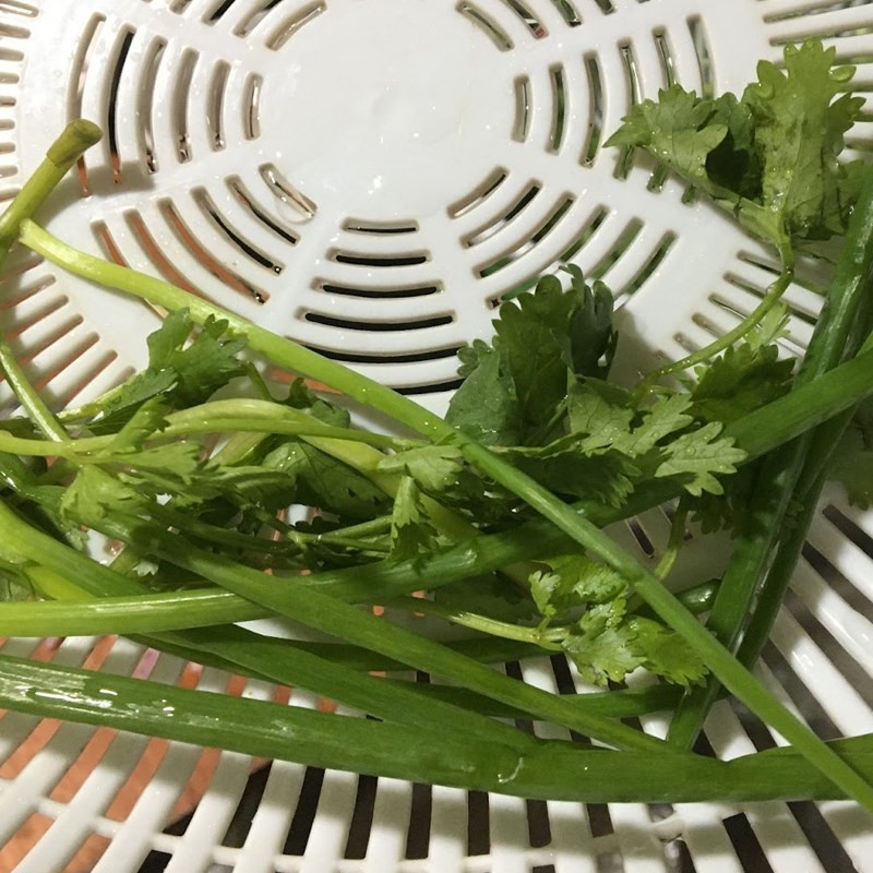 Sơ chế khoai tây và cà rốt