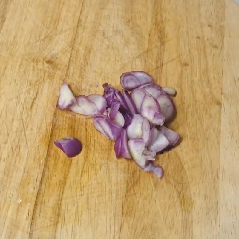 Các loại rau củ chuẩn bị cho món canh chua cá hú: đậu bắp, cà chua, thơm