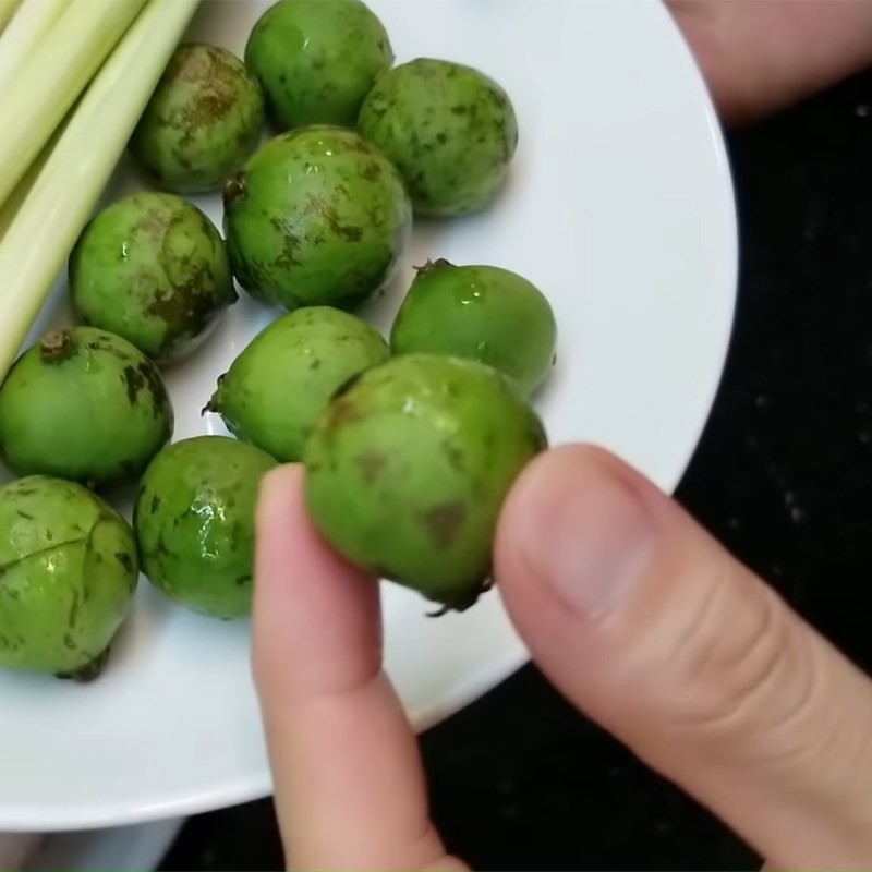 Hành lá thái nhỏ, dùng để trang trí và tạo mùi thơm cho món vịt om măng