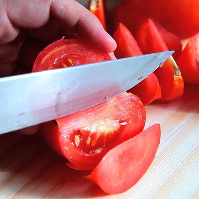 Chuẩn bị hành lá cắt nhỏ và củ hành cho cách nấu món giò heo