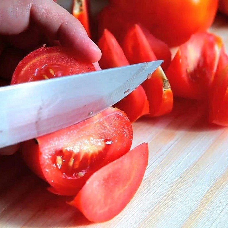 Sơ chế nghệ tươi bằng cách giã nhuyễn để nấu thịt kho nghệ