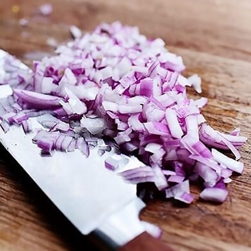 Ngò gai và ớt thái lát, tăng thêm hương vị cho món canh chua rau muống cá