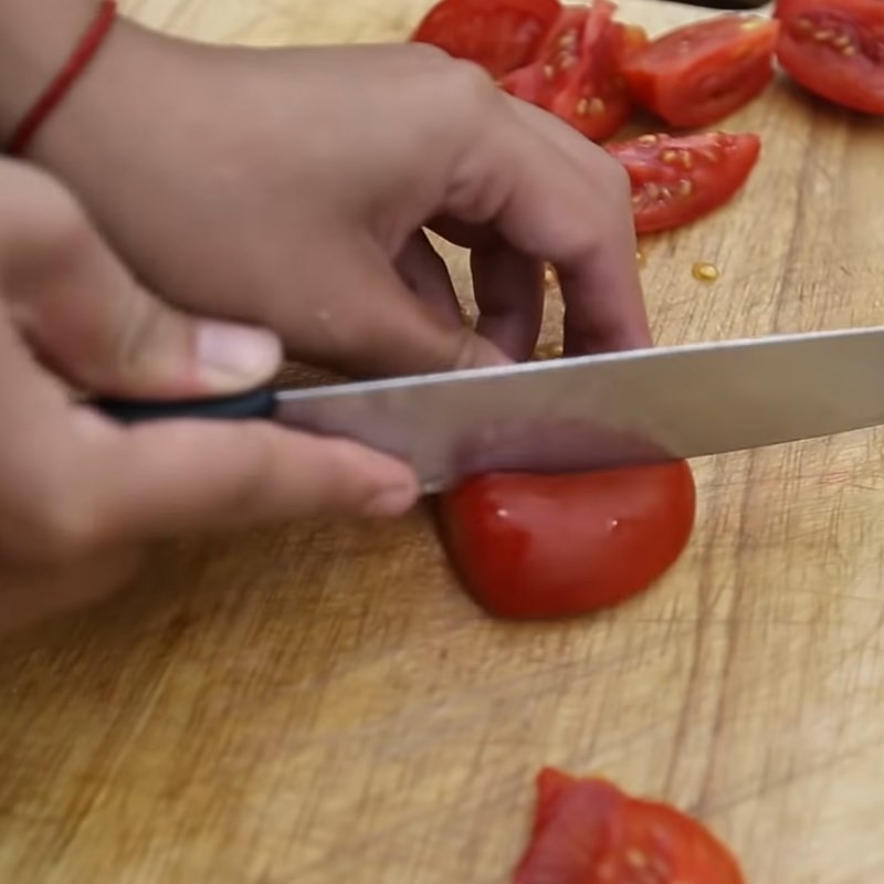 Sơ chế cà chua và sấu cho món canh sấu nấu sườn
