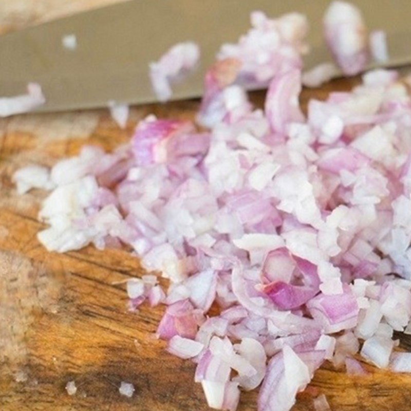 Hành lá và các loại rau thơm được sơ chế để tăng hương vị canh sấu