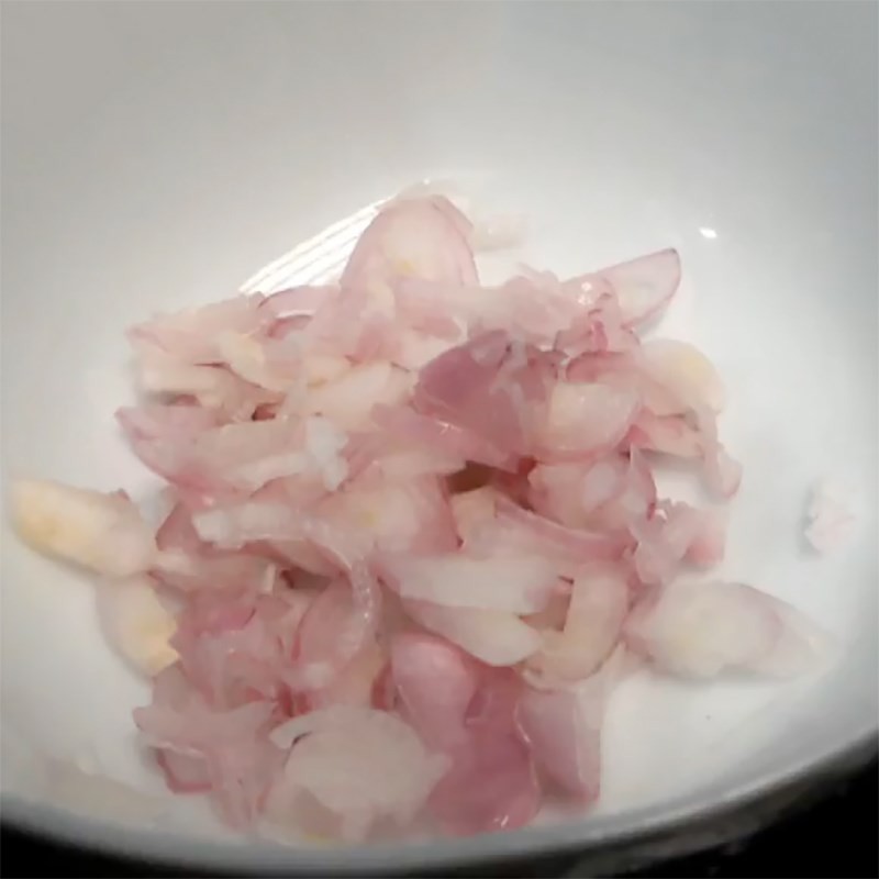 Hành tím băm nhỏ cho canh rau má