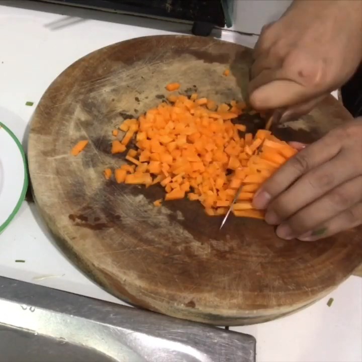 Cắt hạt lựu cà rốt cho cháo sò lông thêm dinh dưỡng