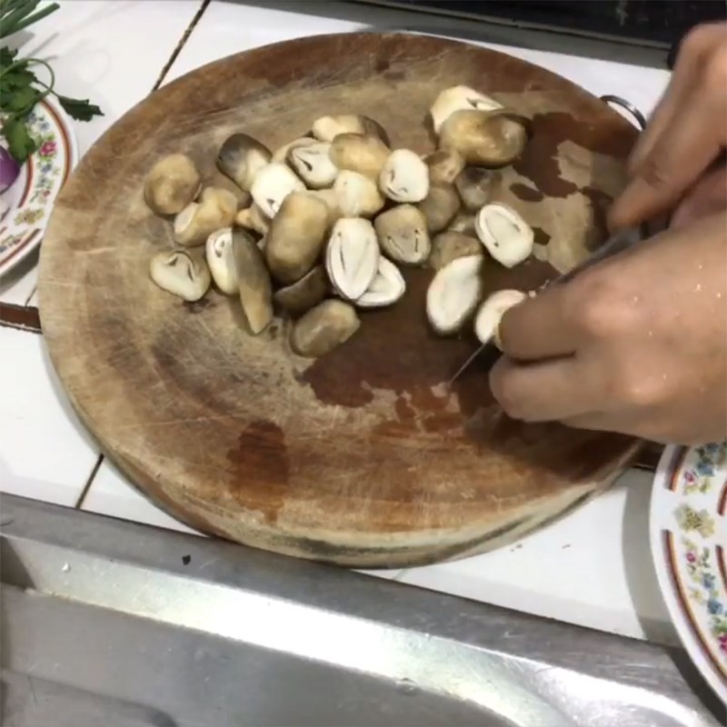 Sơ chế nấm rơm cho món cháo sò lông