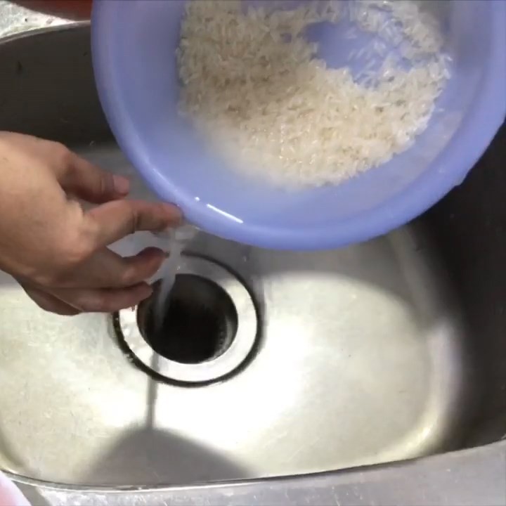 Vo gạo sạch để chuẩn bị nấu cháo sò lông