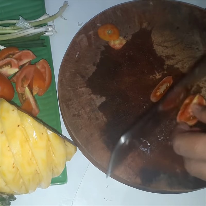 Dứa và cà chua được sơ chế, cắt miếng vừa ăn
